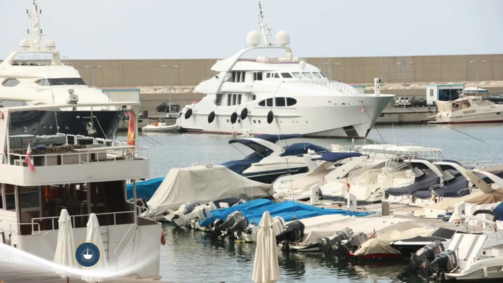 yates y embarcaciones baradas en el puerto de cartagena yates de lujo navega colombia