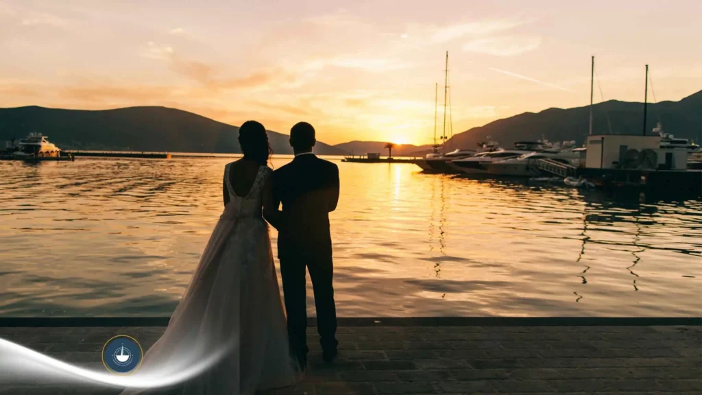 pareja vestida de boda en el puerto de espaldas al atardecer boda en yate en cartagena navega colombia