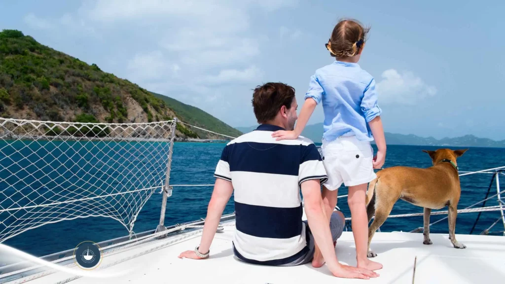 hombre sentado y niña con perro de pie en un yate Requisitos legales para alquilar un yate en Colombia