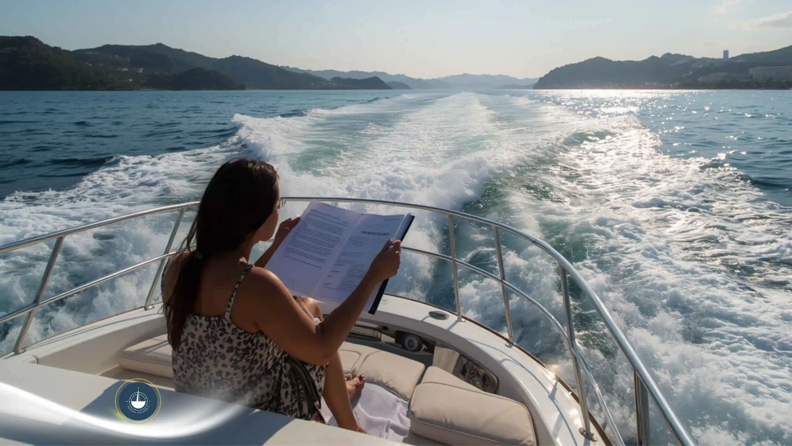 mujer leyendo un documento en un yate Requisitos legales para alquilar un yate en Colombia