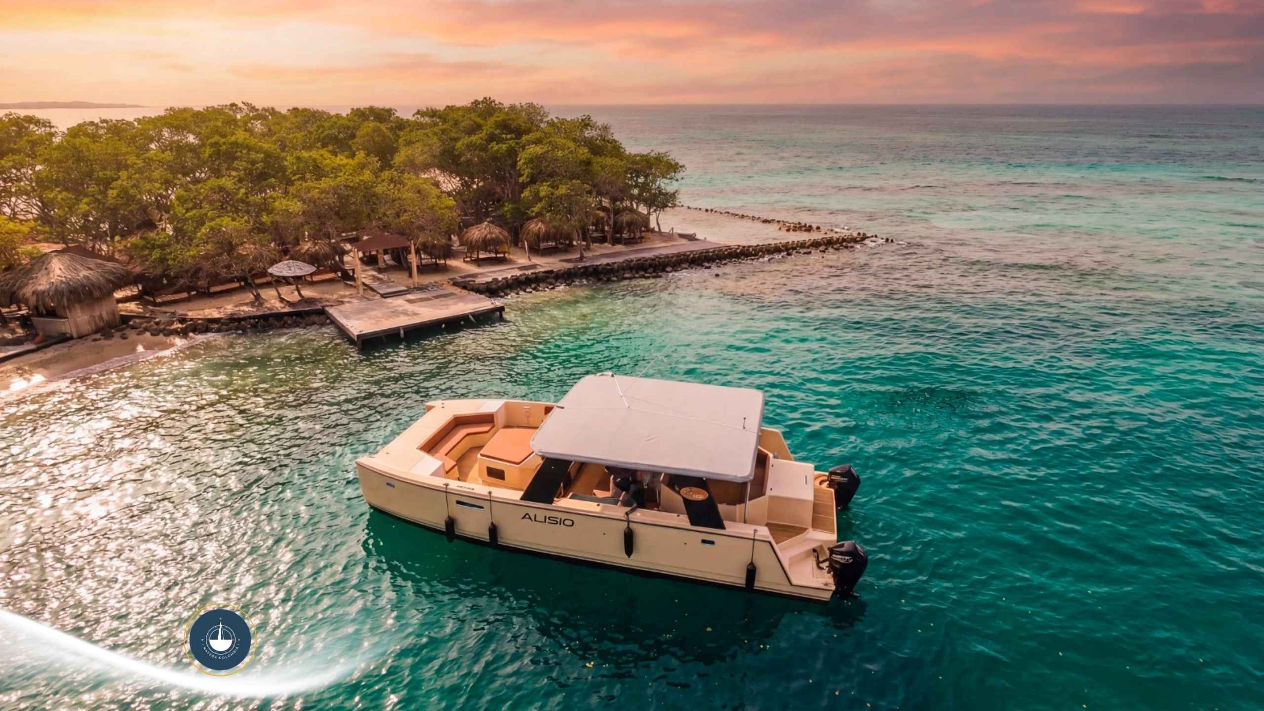 panorámica del atardecer y el mar con el barco atomic 45ft