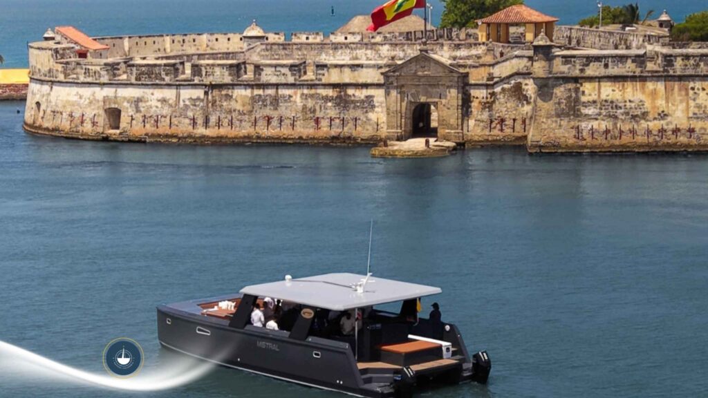vista de la muralla de fondo, el mar y el barco atomic 45ft navega colombia