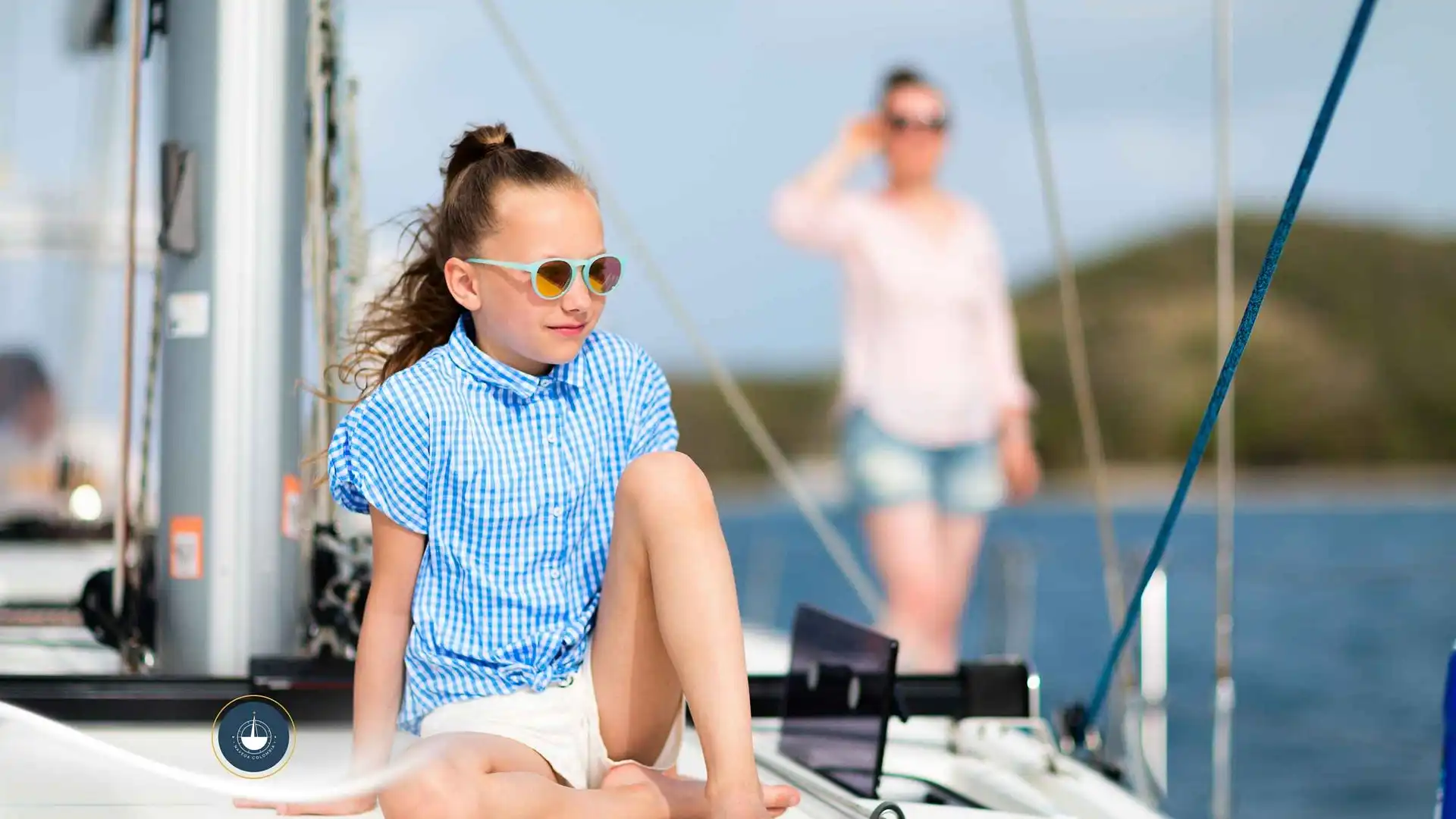 niña sentada en bote mirando frente a ella mujer difuminada detrás Seguro para alquiler de yates en Colombia: qué cubre y si es obligatorio navega colombia