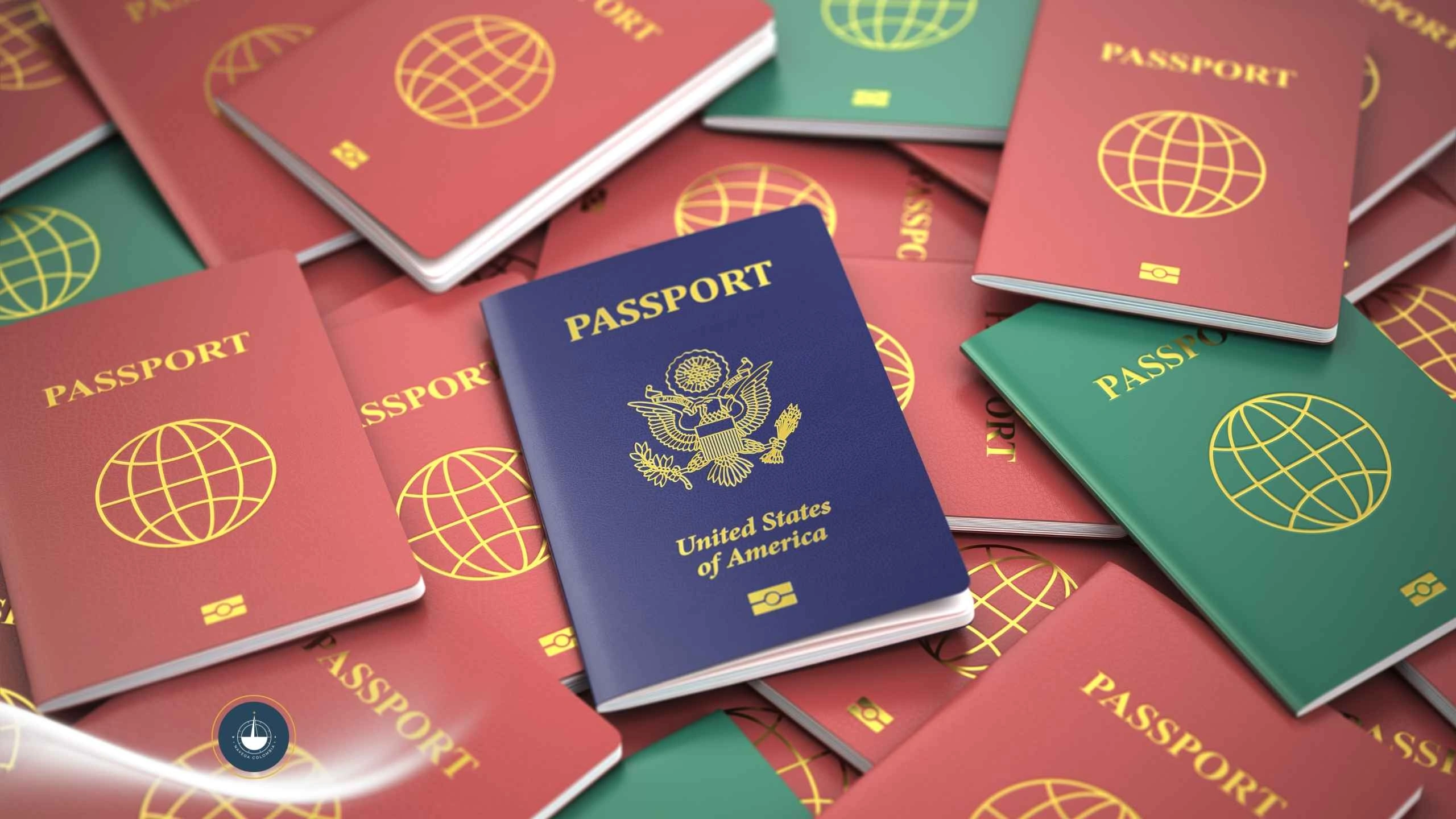 pasaportes de diferentes colores unos sobre otros Subir a un yate en Colombia siendo extranjero: Qué documentos se necesita navega colombia