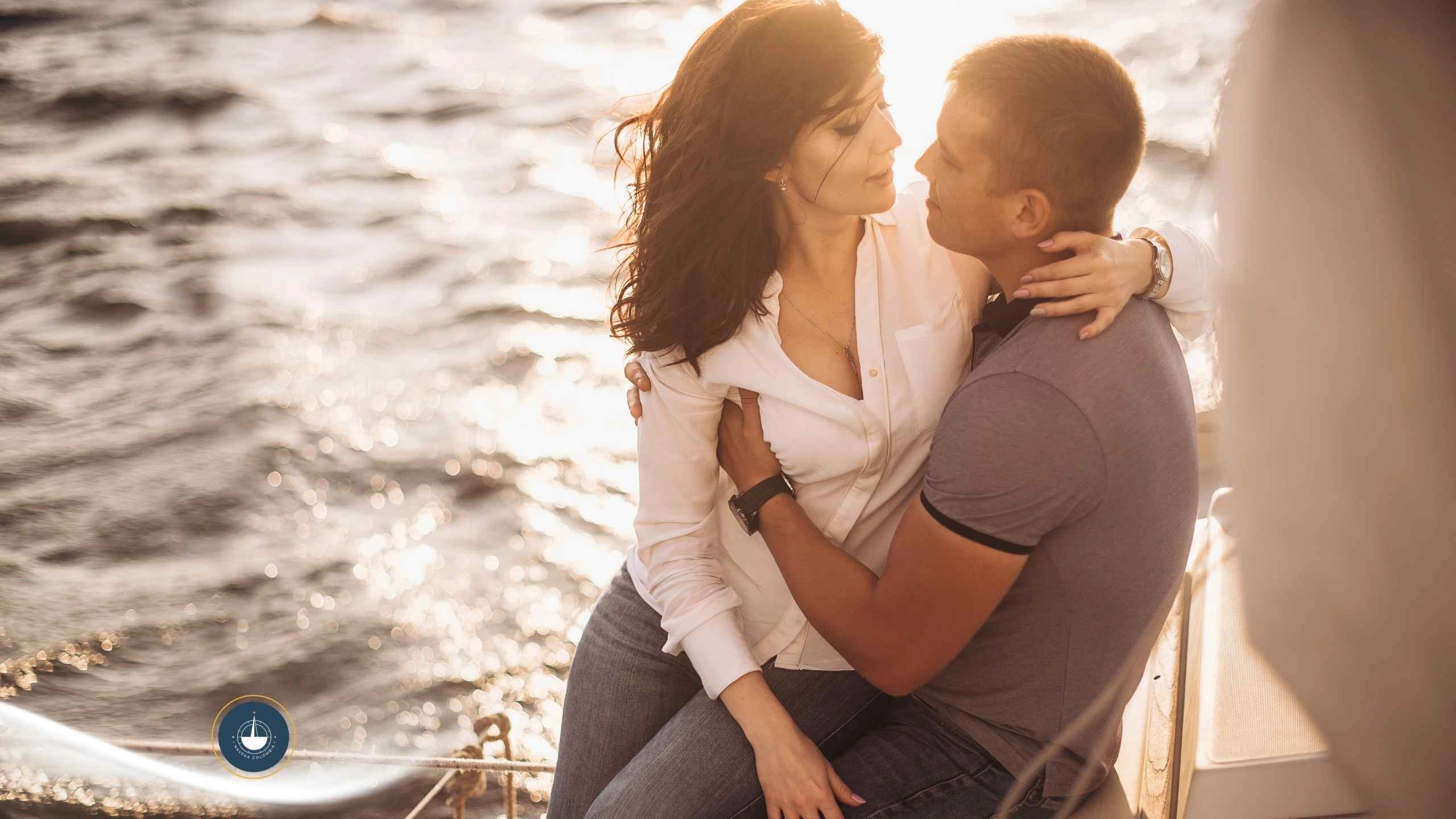 pareja abrazada en un yate al atardecer Atardecer en yate en Cartagena: la experiencia romántica más buscada Navega Colombia
