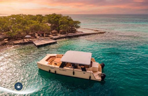 panorámica del atardecer y el mar con el barco atomic 45ft