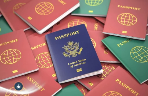 pasaportes de diferentes colores unos sobre otros Subir a un yate en Colombia siendo extranjero: Qué documentos se necesita navega colombia
