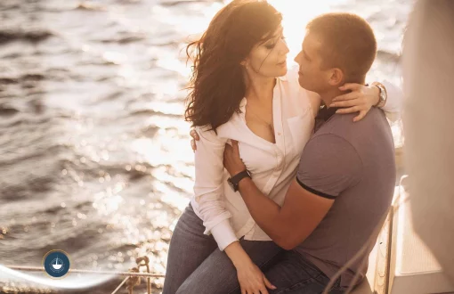 pareja abrazada en un yate al atardecer Atardecer en yate en Cartagena: la experiencia romántica más buscada Navega Colombia