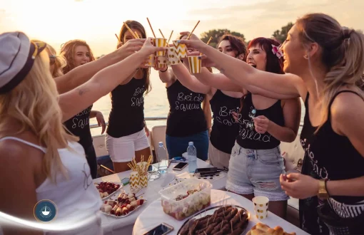 mujeres celebrando en un yate con comidas y bebidas, despedida de soltera eventos de matrimonio alquiler de un yate por horas navega colombia